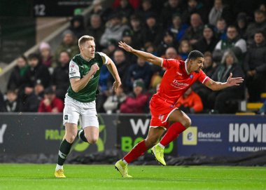Plymouth Argyle orta saha oyuncusu Sam Cosgrove (16), 29 Aralık 202 tarihinde Plymouth Argyle ile Wycombe Wanderers arasında oynanan Sky Bet 1 karşılaşmasında top için mücadele etti.