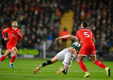 Wycombe Wanderers defans oyuncusu Chris Forino-Joseph (5), Plymouth Argyle orta saha oyuncusu Sam Cosgrove (16) maçında Plymouth Argyle Wycombe Wanderers 'a karşı 29 Aralık 202' de Home Park, Plymouth, Birleşik Krallık 'ta faul yaptı.