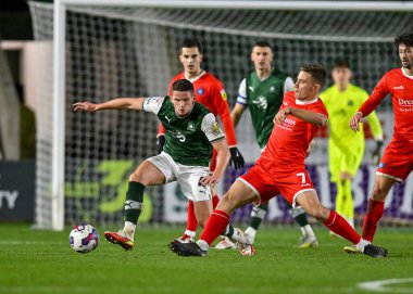 Plymouth Argyle orta saha oyuncusu Jordan Houghton (4) ve Wycombe Wanderers orta saha oyuncusu David Wheeler (7), Plymouth Argyle Wycombe Wanderers 'a karşı 29 Aralık 202' de Home Park, Plymouth, Birleşik Krallık 'ta oynanan 1.
