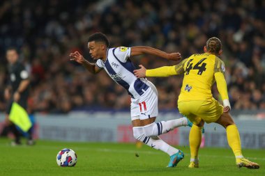 West Bromwich Albion 'dan Grady Diangana # 11 numara Preston North End' in 44 numaralı Brad Potts 'unu geçiyor. West Bromwich Albion, Preston North End' e karşı The Hawthorns, West Bromwich, Birleşik Krallık, 29 Aralık 202