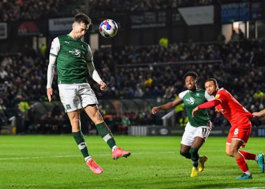 Plymouth Argyle forvet Ryan Hardie (9) 29 Aralık 202 'de Home Park, Plymouth, Birleşik Krallık' ta Plymouth Argyle 'a karşı oynanan Sky Bet 1 karşılaşmasında topu alıyor ve hedefi kaçırıyor.