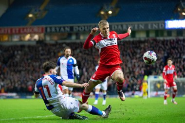 Blackburn Rovers 'dan Joseph Rankin-Costello # 11 Middlesborough' dan Riley McGree # 8 ile Blackburn Rovers - Middlesbrough maçında 29 Aralık 202 'de Ewood Park, Blackburn, İngiltere' de karşı karşıya geldi.