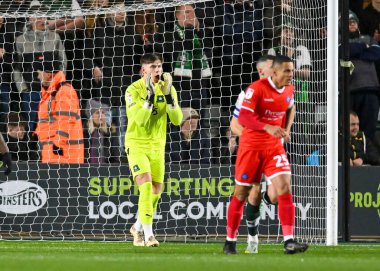 Plymouth Argyle kalecisi Michael Cooper (1) 29 Aralık 202 'de Home Park, Plymouth' ta Wycombe Wanderers 'a karşı oynanan Sky Bet 1 karşılaşmasında el kol hareketi yaptı, bağırdı.
