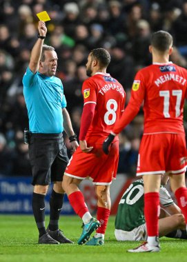 Wycombe Wanderers orta saha oyuncusu Curtis Thompson (8), 29 Aralık 202 'de İngiltere' nin Plymouth kentinde oynanan Sky Bet Lig 1 karşılaşmasında Plymouth Argyle ve Wycombe Wanderers maçında sarı kart aldı.