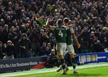 GoAL Plymouth Argyle defans oyuncusu Dan Scarr (6), Plymouth Argyle orta saha oyuncusu Jordan Houghton (4) ile oynadığı ve Plymouth Argyle 'ın Wycombe Wanderers' a karşı oynadığı 1-0 'lık maçta Home Park, Plymouth, Birleşik Krallık, 29.