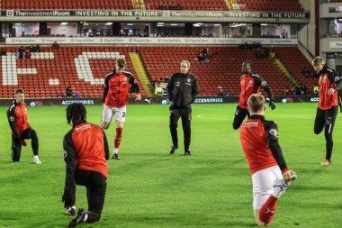 Barnsley 'in Michael Duff teknik direktörü, 29 Aralık 202' de Oakwell, Barnsley, İngiltere 'de oynanan Sky Bet Lig 1 karşılaşmasında kenar ısıtma oturumunu izliyor.