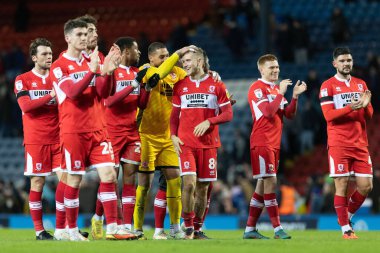 Middlesborough 'un Zack Steffen # 1' i Middlesborough maçının galibi Riley McGree # 8 Middlesborough Sky Bet Şampiyonası maçı sonrasında Blackburn Rovers Middlesbrough 'a karşı Ewood Park, Blackburn, Birleşik Krallık, 29 Aralık 202