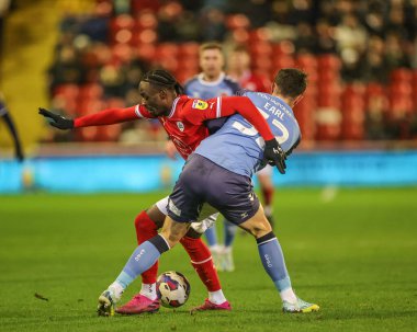 Barnsley 'den Devante Cole # 44 ve Fleetwood Town' dan Josh Earl # 32 Sky Bet 1 maçı sırasında Oakwell, Barnsley, Birleşik Krallık 'taki Fleetwood Town maçında