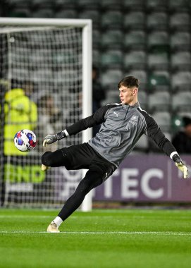 Plymouth Argyle kalecisi Michael Cooper (1), 29 Aralık 202 'de İngiltere' nin Plymouth kentinde oynanan Sky Bet Lig 1 karşılaşmasında Plymouth Argyle ve Wycombe Wanderers maçında ısındı.