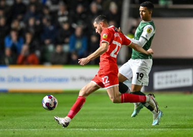 Wycombe Wanderers orta saha oyuncusu Nick Freeman (22), 29 Aralık 202 'de Home Park, Plymouth, Birleşik Krallık' ta oynanan Sky Bet 1 karşılaşmasında topu Plymouth Argyle forvetinden (19) koruyor.
