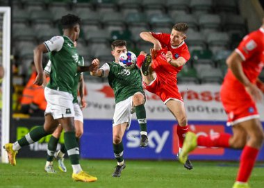 Plymouth Argyle orta saha oyuncusu Adam Randell (20), 29 Aralık 202 'de İngiltere' nin Plymouth kentinde Wycombe Wanderers 'a karşı oynanan Sky Bet 1 karşılaşmasında top için havada mücadele etti.