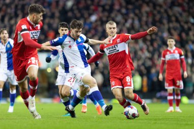 Middlesborough 'dan Riley McGree 29 Aralık 202' de Ewood Park, Blackburn, İngiltere 'de oynanan Blackburn Rovers - Middlesbrough maçında topu geçiyor.