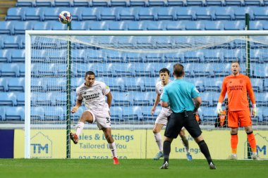 Cardiff City 'den Andy Rinomhota, Coventry Building Society Arena, Coventry, Birleşik Krallık, 29 Aralık 202' de Coventry City ile Cardiff City arasındaki Sky Bet Şampiyonası maçında topu temizliyor.