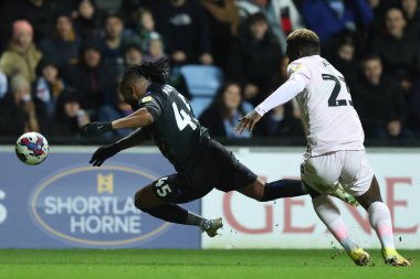 Coventry City 'den Kasey Palmer 29 Aralık 2022' de Coventry Building Society Arena 'da Coventry City ile Cardiff City arasındaki Sky Bet Şampiyonası maçında Cardiff City' den Cdric Kipr # 23 'e faul yaptı.