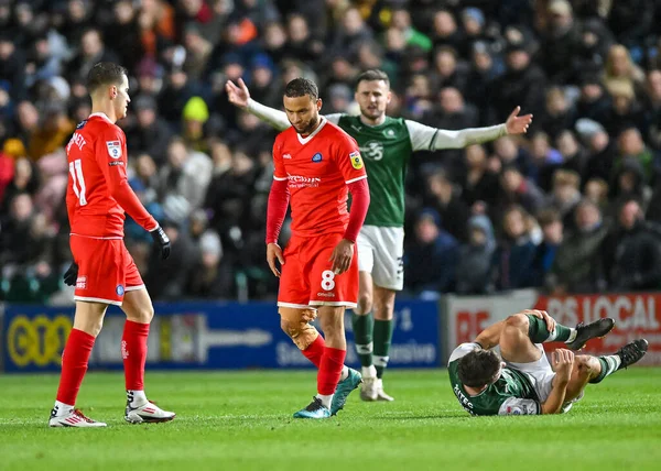 Wycombe Wanderers orta saha oyuncusu Curtis Thompson (8), Plymouth Argyle orta saha oyuncusu Adam Randell (20) ile oynadığı Sky Bet League 1 karşılaşmasında Plymouth Argyle Wycombe Wanderers 'a karşı Home Park, Plymouth, Birleşik Krallık, 29 Aralık 202' de faul yaptı.