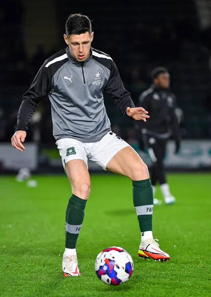 Plymouth Argyle defans oyuncusu James Bolton (2), 29 Aralık 202 'de İngiltere' nin Plymouth kentinde oynanan Sky Bet 1 karşılaşmasında Plymouth Argyle ve Wycombe Wanderers maçında ısındı.