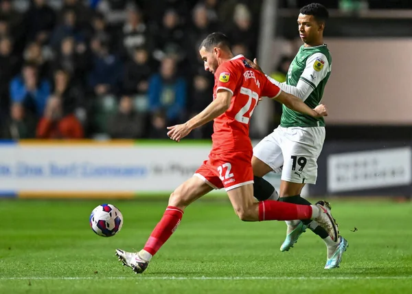 Wycombe Wanderers orta saha oyuncusu Nick Freeman (22), 29 Aralık 202 'de Home Park, Plymouth, Birleşik Krallık' ta oynanan Sky Bet 1 karşılaşmasında topu Plymouth Argyle forvetinden (19) koruyor.