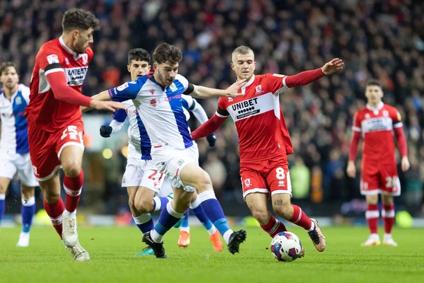 Middlesborough 'dan Riley McGree 29 Aralık 202' de Ewood Park, Blackburn, İngiltere 'de oynanan Blackburn Rovers - Middlesbrough maçında topu geçiyor.