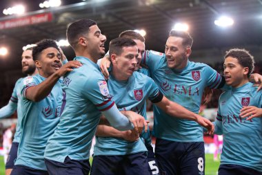 Burnley 'den 24 numaralı Josh Cullen, 30 Aralık 202' de Stoke City 'nin Bet365 Stadyumu' nda oynanan Stoke City-Burnley maçında 0-1 kazanma hedefini kutluyor.