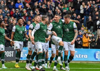 GoAL Plymouth Argyle defans oyuncusu James Wilson (5), Plymouth Argyle defans oyuncusu Dan Scarr (6) ve Plymouth Argyle orta saha oyuncusu Danny Mayor (10) ile Home Park 1 maçında Plymouth Argyle 'ın MK Dons' a karşı oynadığı maçı 1-0 kazanmasını kutluyor.