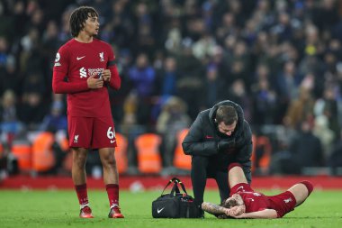 Liverpool 'dan Harvey Elliott # 19, 30 Aralık 202' de İngiltere 'nin Liverpool kentinde oynanan Liverpool-Leicester maçında tedavi görüyor.