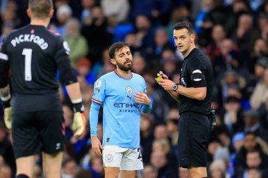 Manchester City 'den Bernardo Silva # 20 Premier League maçında simülasyon için rezervasyon yaptırdı Manchester City Everton' a karşı Etihad Stadyumu, Manchester, Birleşik Krallık, 31 Aralık 202