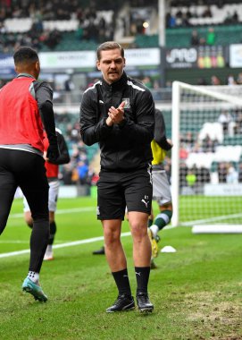 Plymouth Argyle takımından Elliot Turner, 1 Ocak 202 'de Home Park, Plymouth' ta oynanan Sky Bet 1 karşılaşmasında ısınıyor.