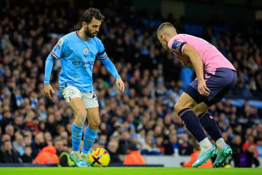 Manchester City 'den Bernardo Silva # 20 Premier League maçında Everton' dan Vitaly Mykolenko # 19 ile karşılaşır Manchester City - Everton Etihad Stadyumu, Manchester, Birleşik Krallık, 31 Aralık 202