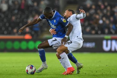 Watford 'dan Keinan Davis # 7 Swansea City' den Joel Latibeaudiere # 22 'nin baskısı altında Sky Bet Şampiyonası maçında Swansea City - Watford Swansea.com Stadyumu, Swansea, Birleşik Krallık, 30 Aralık 202
