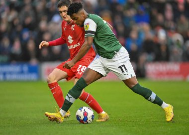 Plymouth Argyle forvet Niall Ennis (11) topu Milton Keynes Dons orta saha oyuncusu Dawson Devoy 'dan (28) koruyor.