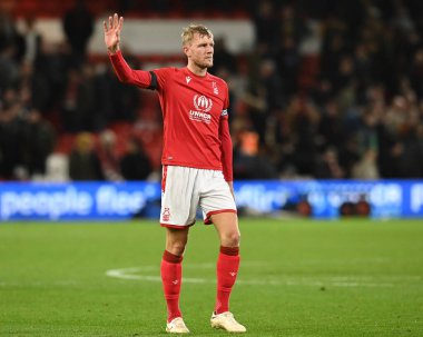 Nottingham Ormanı 'ndan Joe Worrall # 4 Premier League maçından sonra Nottingham Forest taraftarlarına el sallıyor Nottingham Forest Chelsea' ye karşı City Ground, Nottingham, İngiltere, 1 Ocak 2022