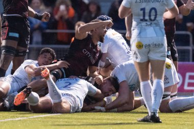 Saracens 'ten Marco Riccioni # 3 puan aldı ve Saracens' in 6 numaralı Andy Christie 31 Aralık 202 'de StoneX Stadyumu, Londra' da oynanan Saracens - Exeter Chiefs maçında zaferini kutladı.