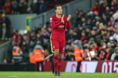 Liverpool 'dan Virgil van Dijk # 4, 30 Aralık 202' de İngiltere 'nin Liverpool kentinde oynanan Premier League maçının sonunda taraftarları alkışlıyor.