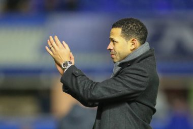 Hull City 'nin menajeri Liam Rosenior, 30 Aralık 202' de İngiltere 'nin Birmingham City ile Hull City arasındaki Sky Bet Şampiyonası maçından sonra gezgin taraftarları alkışlıyor.