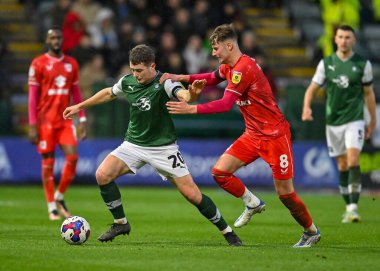 Plymouth Argyle 'ın orta saha oyuncusu Adam Randell (20) topu Milton Keynes Dons' un orta saha oyuncusu Ethan Robson 'dan (8) koruyor.