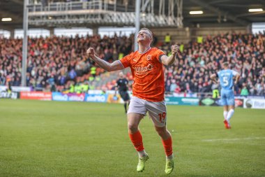 Blackpool 'dan 19 numaralı Shayne Lavery, 1 Ocak 202' de Bloomfield Road, Blackpool, İngiltere 'de oynanan Blackpool-Sunderland maçında 1-0 kazanma hedefini kutluyor.