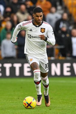 Manchester United 'dan Marcus Rashford Premier Lig maçında Manchester United' a karşı Molineux, Wolverhampton, Birleşik Krallık 'ta 31 Aralık 202' de Wolverhampton maçında topa vuruyor.