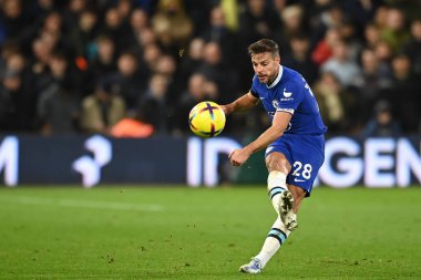 Chelsea 'den Csar Azpilicueta # 28 Premier League maçında Nottingham Forest Chelsea' ye karşı 1 Ocak 2022 'de City Ground, Nottingham' da pas attı.
