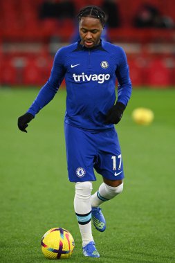 Chelsea 'den Raheem Sterling # 17 Premier League maçından önce Nottingham Forest Chelsea' ye karşı 1 Ocak 2022 'de City Ground, Nottingham' da ısınıyor.