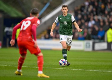 Plymouth Argyle orta saha oyuncusu Adam Randell (20), 1 Ocak 202 'de Home Park, Plymouth, İngiltere' de oynanan Sky Bet Lig 1 karşılaşmasında topla saldırıyor.