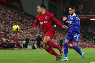 Liverpool 'dan Virgil van Dijk # 4, 30 Aralık 2022' de İngiltere 'nin Liverpool kentinde oynanan Premier Lig maçı sırasında Leicester City' den Ayoze Prez # 17 'ye karşı topu koruyor.