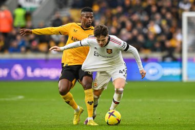 Manchester United 'dan 49 numaralı Alejandro Garnacho, 31 Aralık 2022 tarihinde Wolverhampton Wanderers' a karşı Manchester United 'ın Molineux, Wolverhampton, Birleşik Krallık maçında 22 numaralı Wolverhampton Wanderers maçı sırasında Nlson Semedo tarafından faul yaptı.