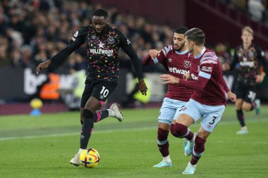 Brentford 'dan Josh Dasilva Premier League maçı sırasında Londra' daki Brentford Stadyumu 'nda West Ham United' a karşı 30 Aralık 202 'de düzenlenen saldırı üzerine