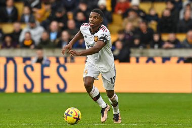 Manchester United 'dan Tyrell Malacia Premier Lig maçında Wolverhampton Wanderers, Manchester United' a karşı Molineux, Wolverhampton, Birleşik Krallık 'ta 31 Aralık 202' de topa vuruyor.