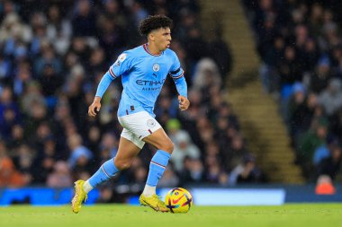 Manchester City 'den Rico Lewis 31 Aralık 202' de Etihad Stadyumu 'nda oynanan Premier League maçında topu kontrol ediyor.