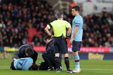 Burnley 'den Jack Cork # 4 hakem Keith Stroud ile konuşurken Burnley' den Manuel Benson # 17, Stoke City - Burnley maçında tedavi görüyor. Bet365 Stadyumu, Stoke-on-Trent, İngiltere 30 Aralık 202