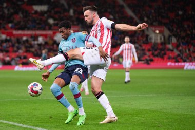 Stoke City 'den Morgan Fox # 3 Sky Bet Şampiyonası' nda Burnley 'den Nathan Tella # 23' e meydan okuyor. Stoke City - Burnley maçı, Bet365 Stadyumu, Stoke-on-Trent, Birleşik Krallık, 30 Aralık 202