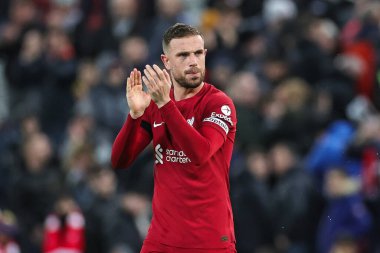 Liverpool 'dan 14 numaralı Jordan Henderson, 30 Aralık 202' de İngiltere 'nin Liverpool kentinde oynanan Liverpool-Leicester maçının sonunda taraftarları alkışlıyor.