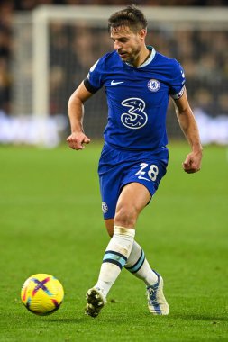 Chelsea 'den Csar Azpilicueta # 28 Premier League maçında Nottingham Forest Chelsea' ye karşı 1 Ocak 2022 'de City Ground, Nottingham' da pas attı.