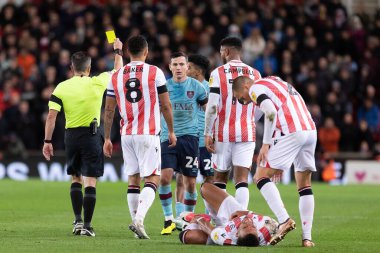 Burnley 'den Josh Cullen, 30 Aralık 202' de Stoke City 'nin Bet365 Stadyumu' nda Burnley 'e karşı oynadığı Sky Bet Şampiyonası maçında sarı kart aldı.